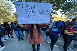 &iexcl;Vaya apoyo de la rectora de la BUAP! Corren a alumnos por vender productos para solventar gastos universitarios