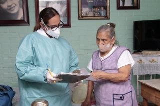 Con consultas a domicilio, ISSSTEP garantiza atenci&oacute;n de personas adultas mayores