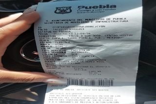 &iexcl;De risa! SSC multa a conductora en zona de parqu&iacute;metros sin que terminara su tiempo y se equivocan al escribir sus placas