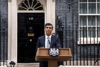&iexcl;Es oficial! Rishi Sunak asume el cargo de primer ministro brit&aacute;nico; se re&uacute;ne con Carlos III y da su primer discurso