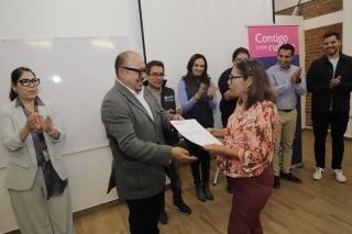 SMDIF Puebla y grupo Oxxo entregan constancias acad&eacute;micas a personas adultas mayores