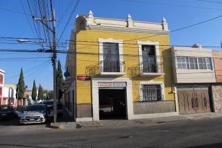 Gobierno municipal contin&uacute;a el mantenimiento y colocaci&oacute;n de nueva se&ntilde;al&eacute;tica en centro hist&oacute;rico de Puebla