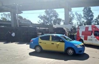 Dos personas atendidas tras volcadura de tr&aacute;iler en la M&eacute;xico-Puebla
