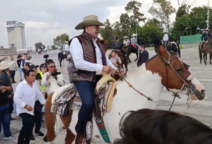 Armenta da banderazo a la cabalgata por el D&iacute;a del Charro