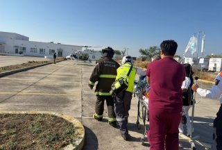 Con traslado a&eacute;reo, Gobierno de Puebla garantiza atenci&oacute;n especializada a j&oacute;ven lesionado