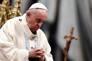 Papa Francisco visita tumba del primer pont&iacute;fice en renunciar; elogia su humildad