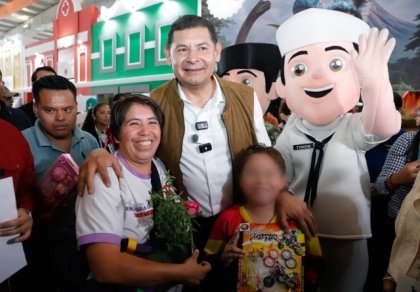 Convivencia y cercan&iacute;a del gobernador Alejandro Armenta en la feria de Puebla